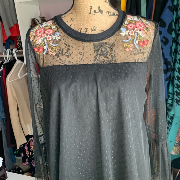 Chiffon black lace top with floral appliqué. - Picture 4 of 5